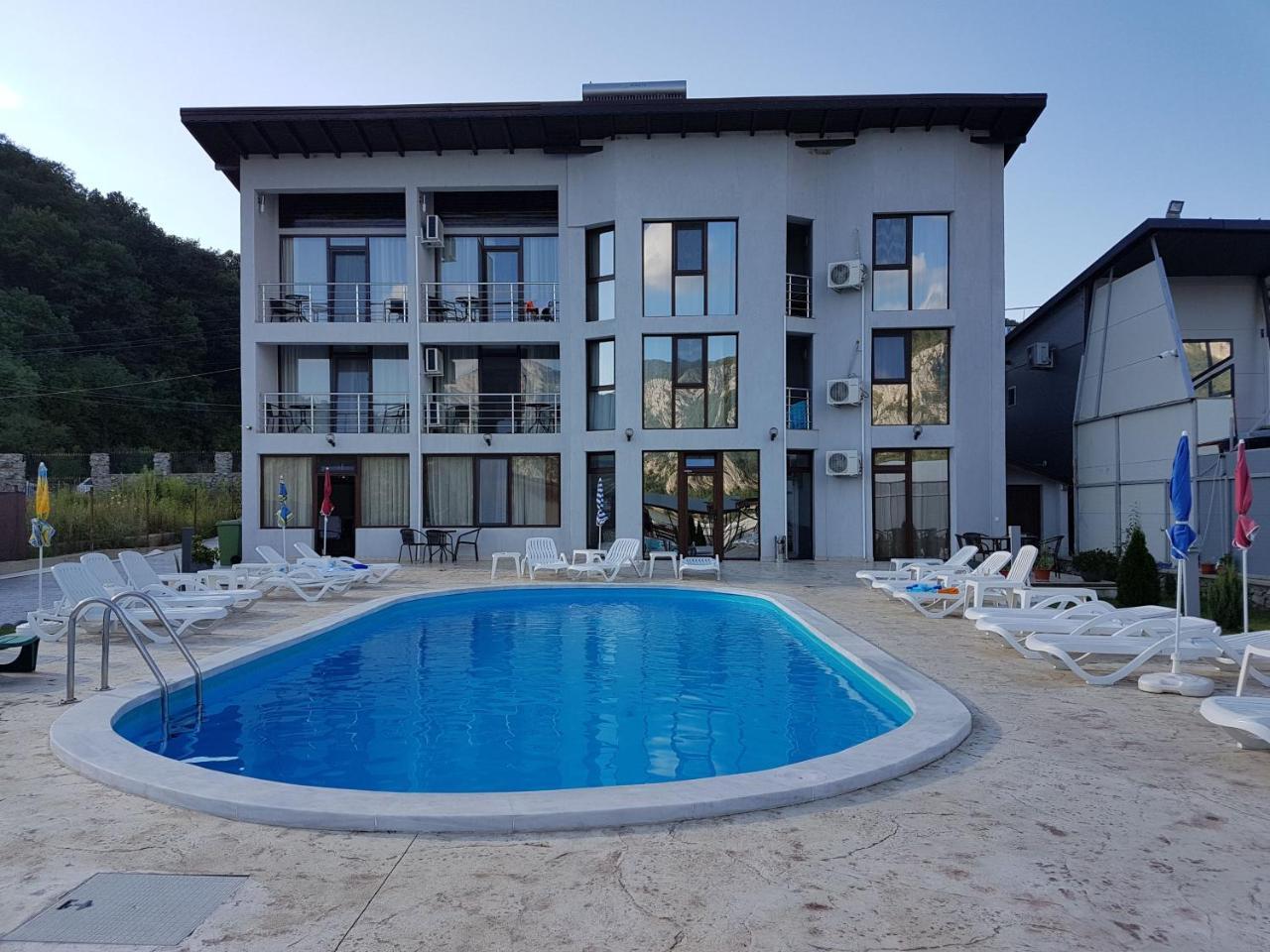 Vila Hercules Dubova Buitenkant foto